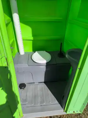 Interior del baño químico: pileta lavatorio con bomba de accionamiento a pie