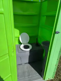 Portable toilet interior: self-cleaning bowl with 220 L tank