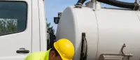 Operario de Sanicat realizando servicio de succión con camión atmosférico
