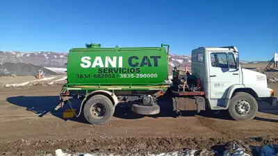 Camión atmosférico de Sanicat con tanque de 9.000 litros en un camino minero de altura